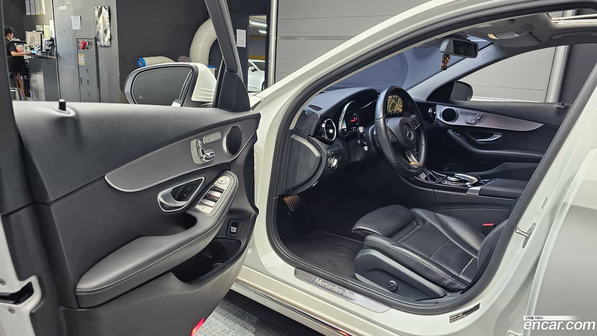 C-Class Mercedes-Benz 2018.1-INNER-010