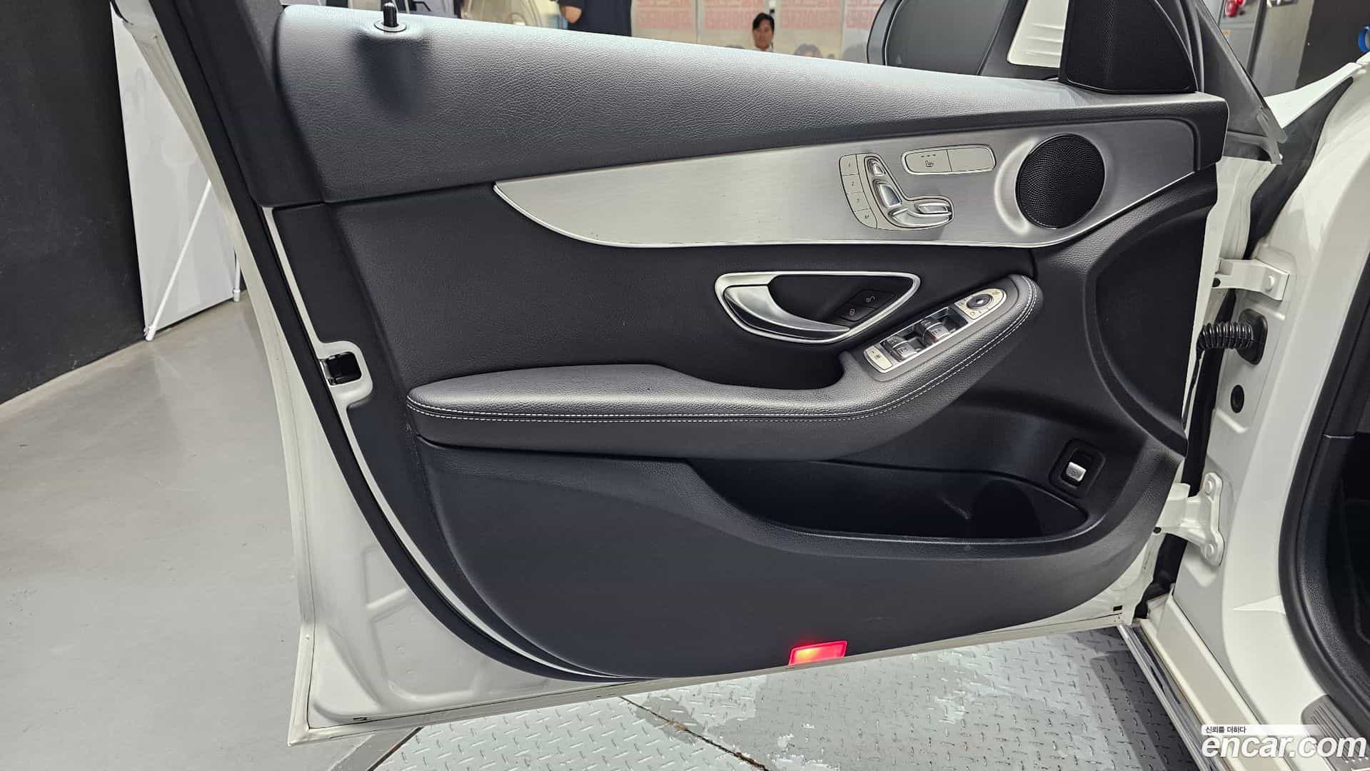 C-Class Mercedes-Benz 2018.1-INNER-034