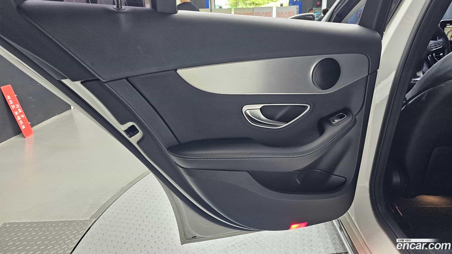 C-Class Mercedes-Benz 2018.1-INNER-035