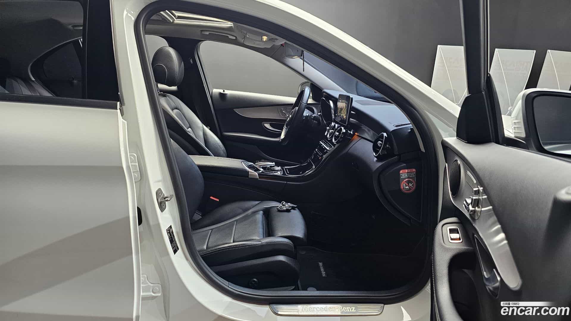 C-Class Mercedes-Benz 2018.1-INNER-036