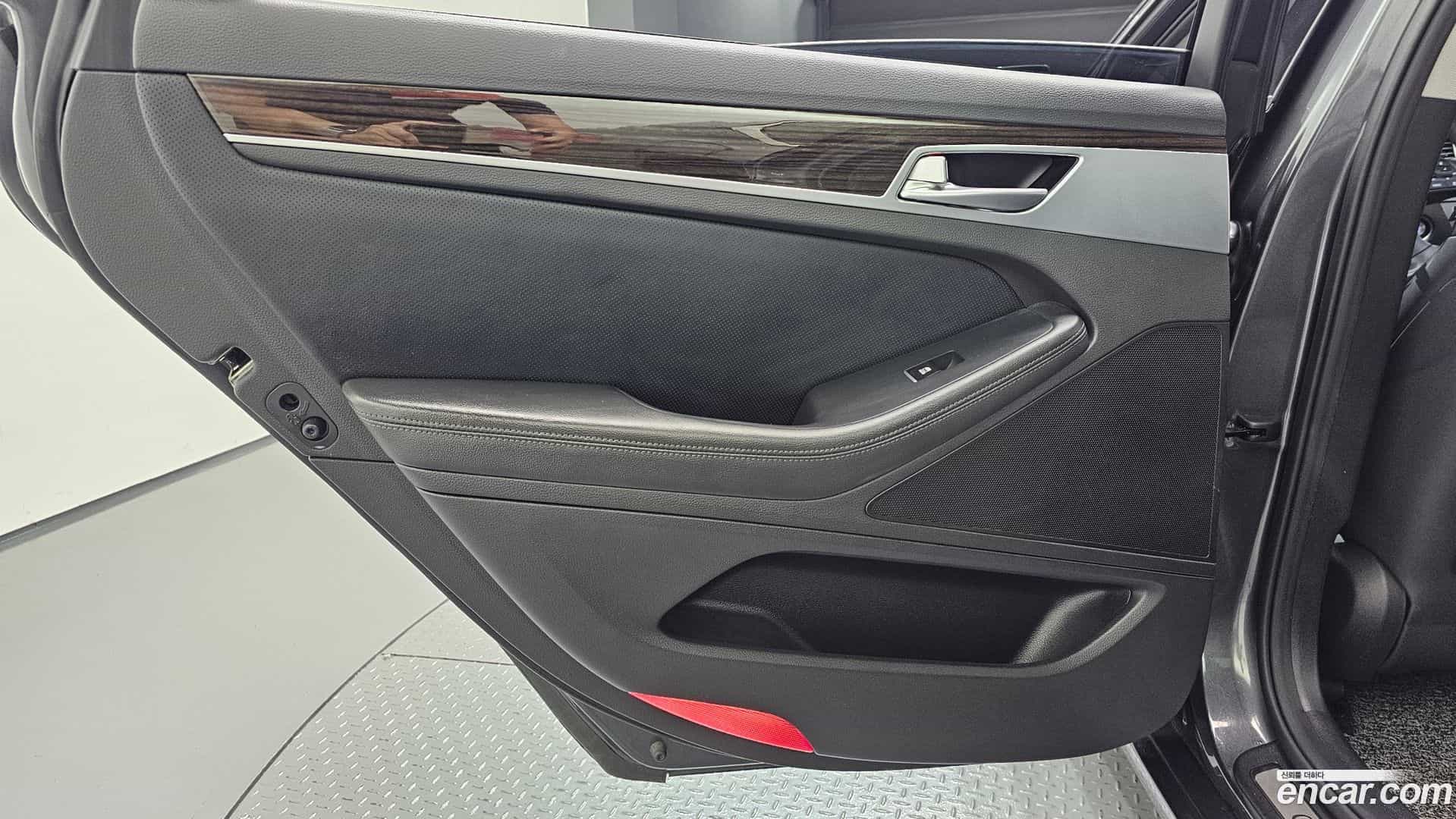 G80 Genesis 2020.3-INNER-035