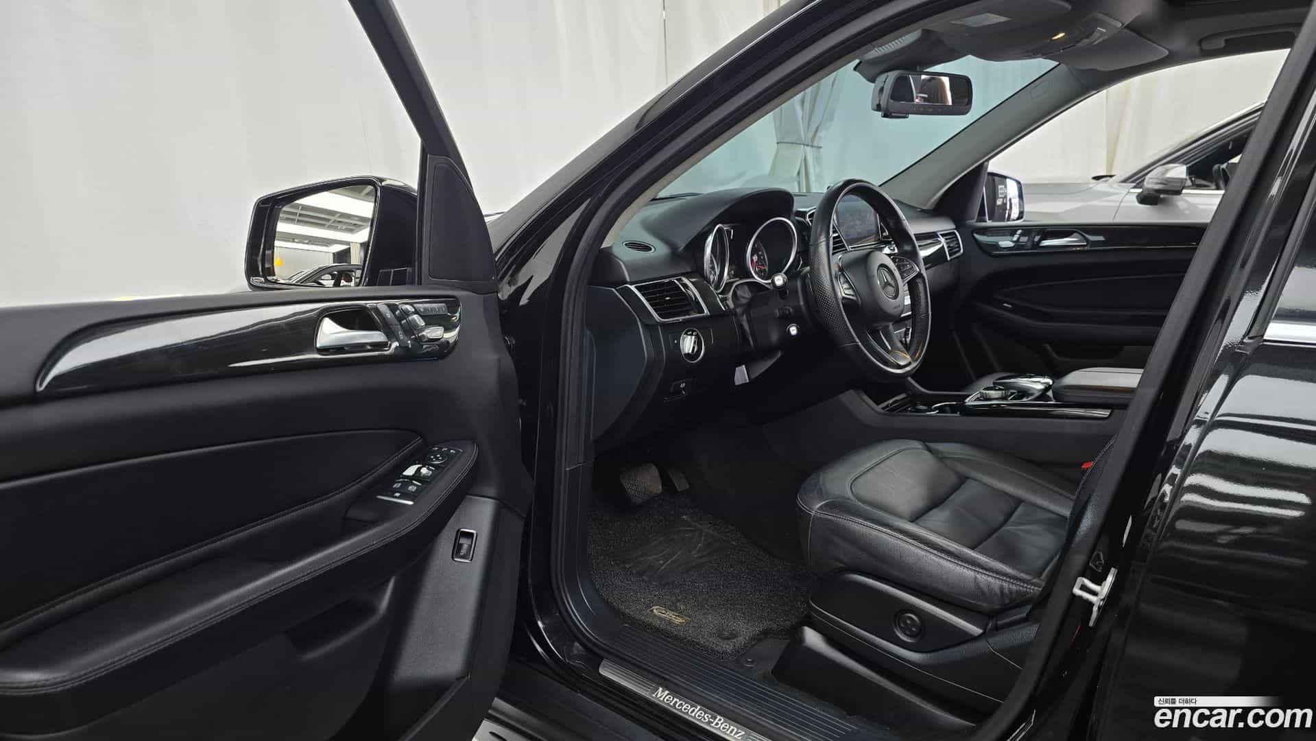 GLE-Class Mercedes-Benz 2016.2-INNER-010