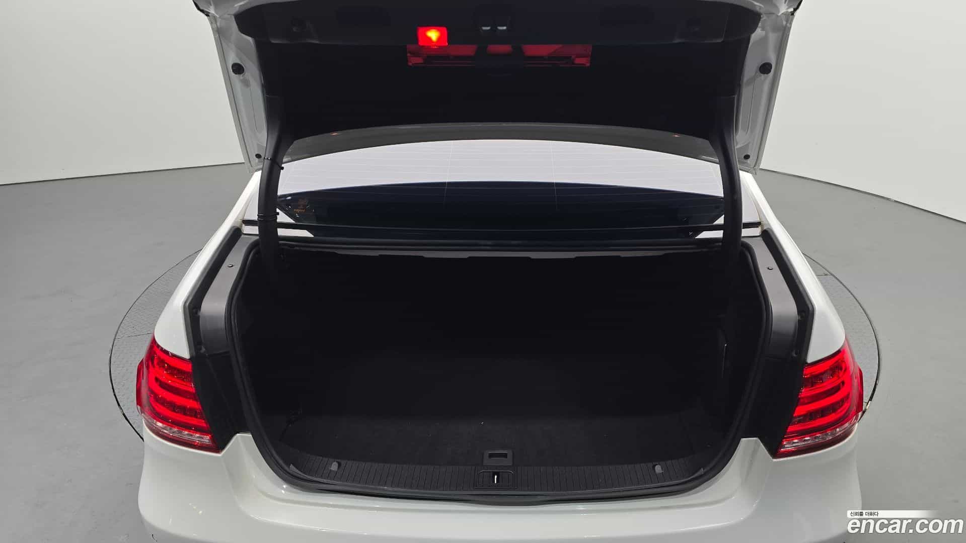 E-Class Mercedes-Benz 2014.10-OPTION-024