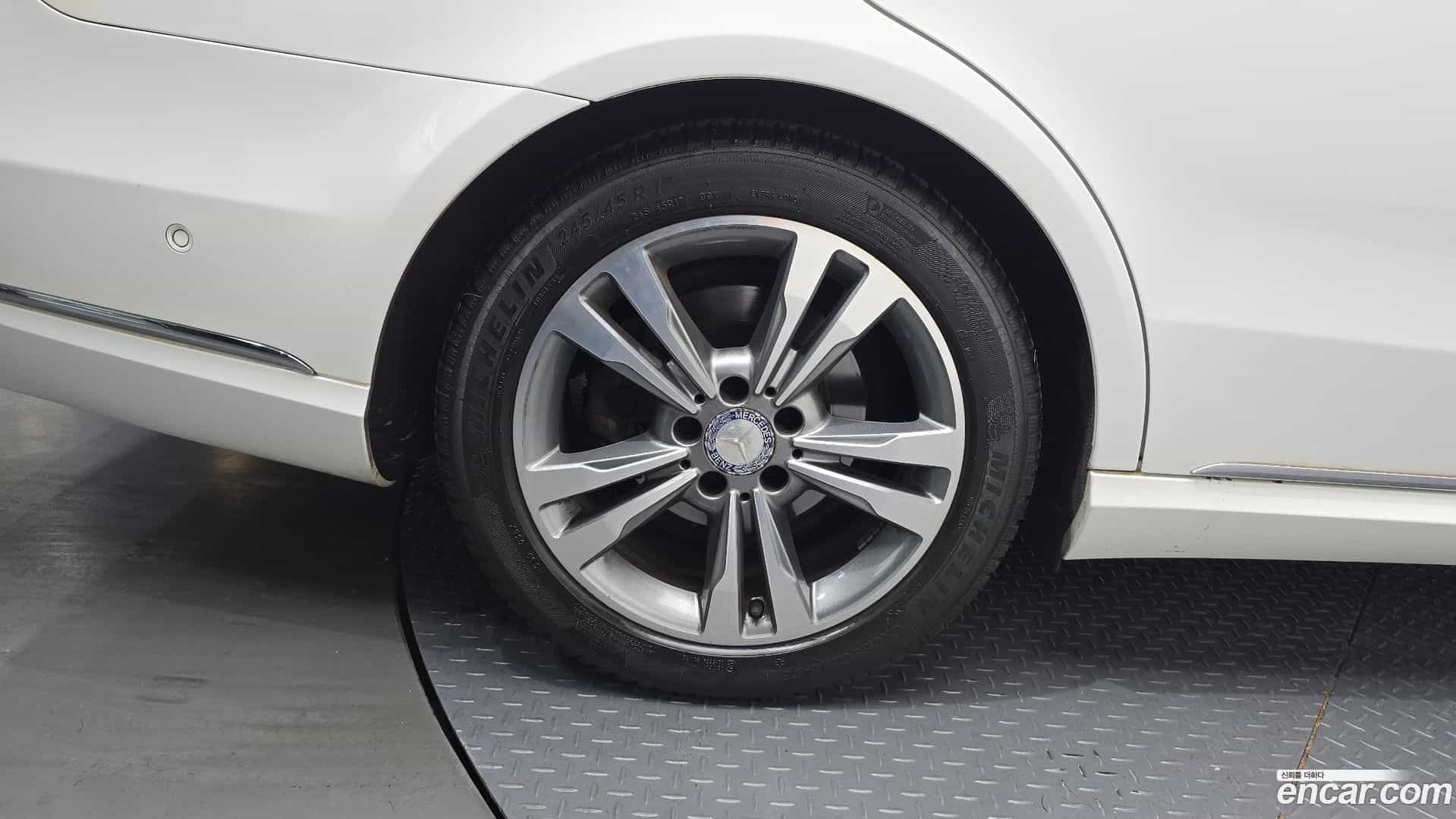 E-Class Mercedes-Benz 2014.10-OPTION-044