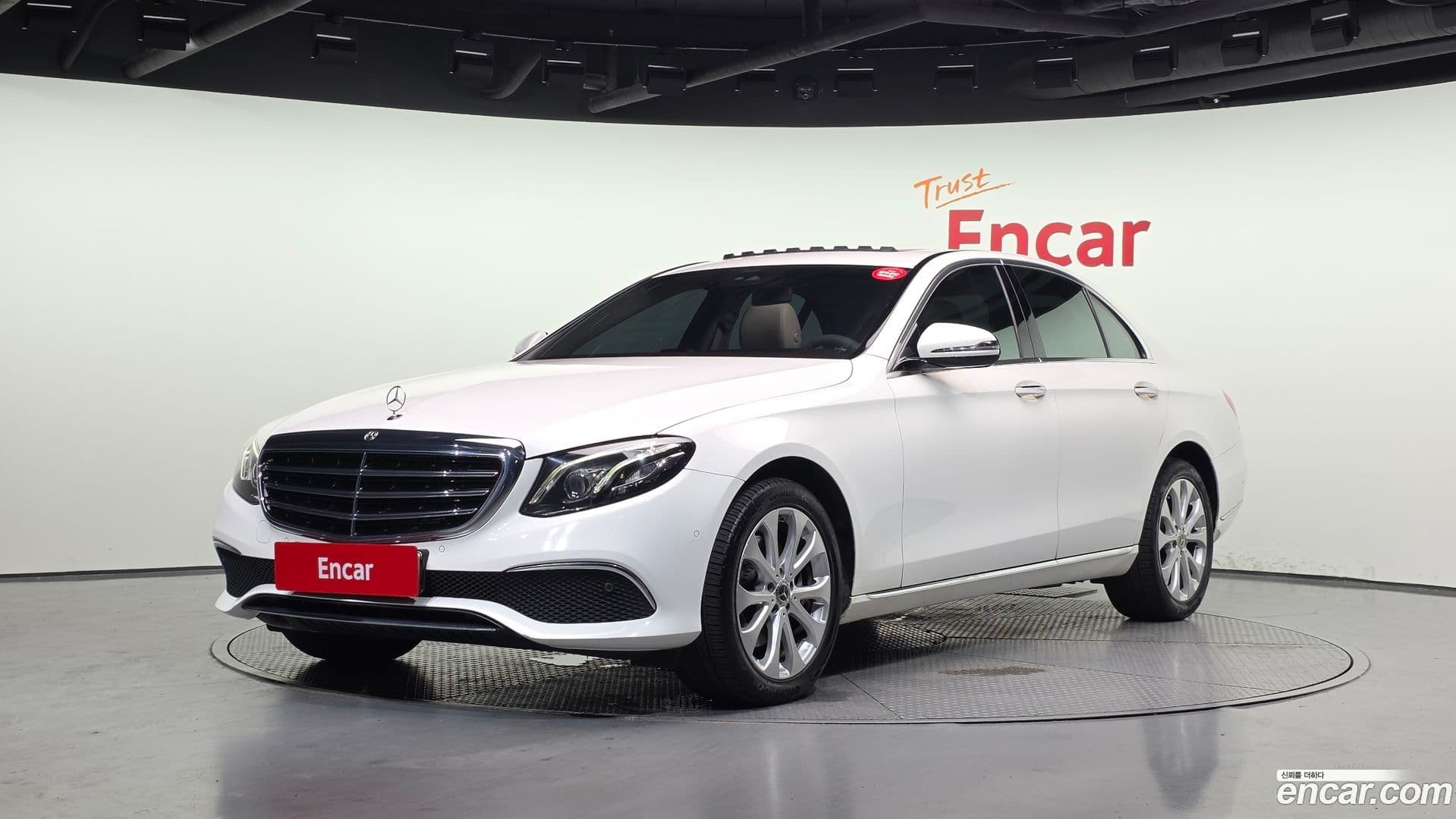 Main__Slider__Photo:E-Class Mercedes-Benz 2019.6-0