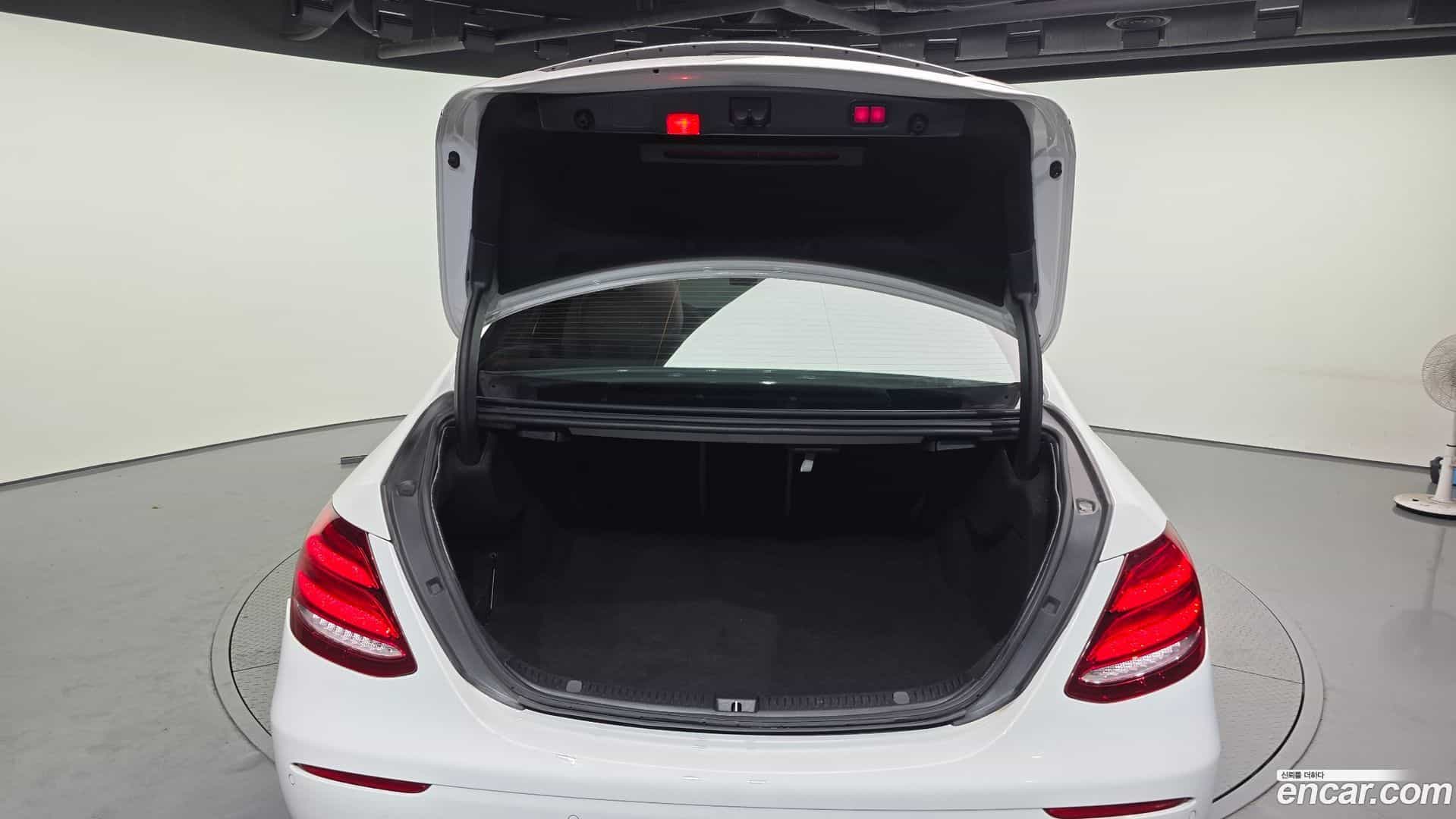 E-Class Mercedes-Benz 2019.6-OPTION-024