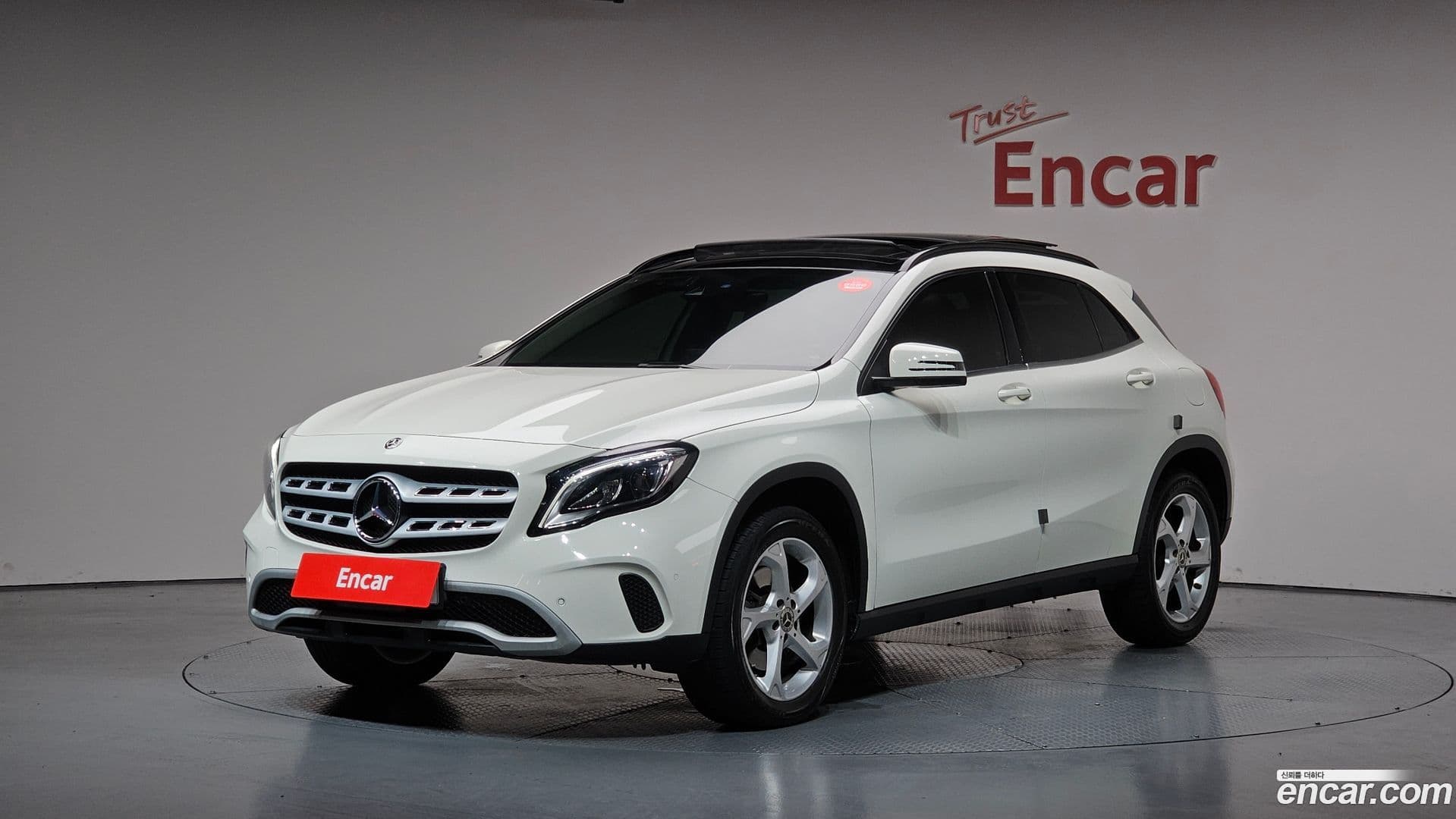 Main__Slider__Photo:GLA-Class Mercedes-Benz 2017.10-0