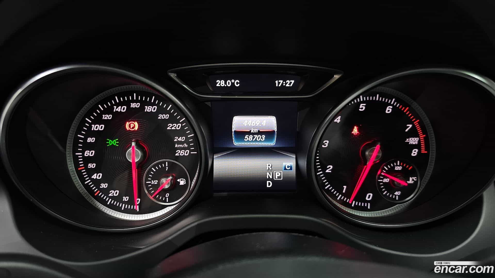 GLA-Class Mercedes-Benz 2017.10-INNER-008