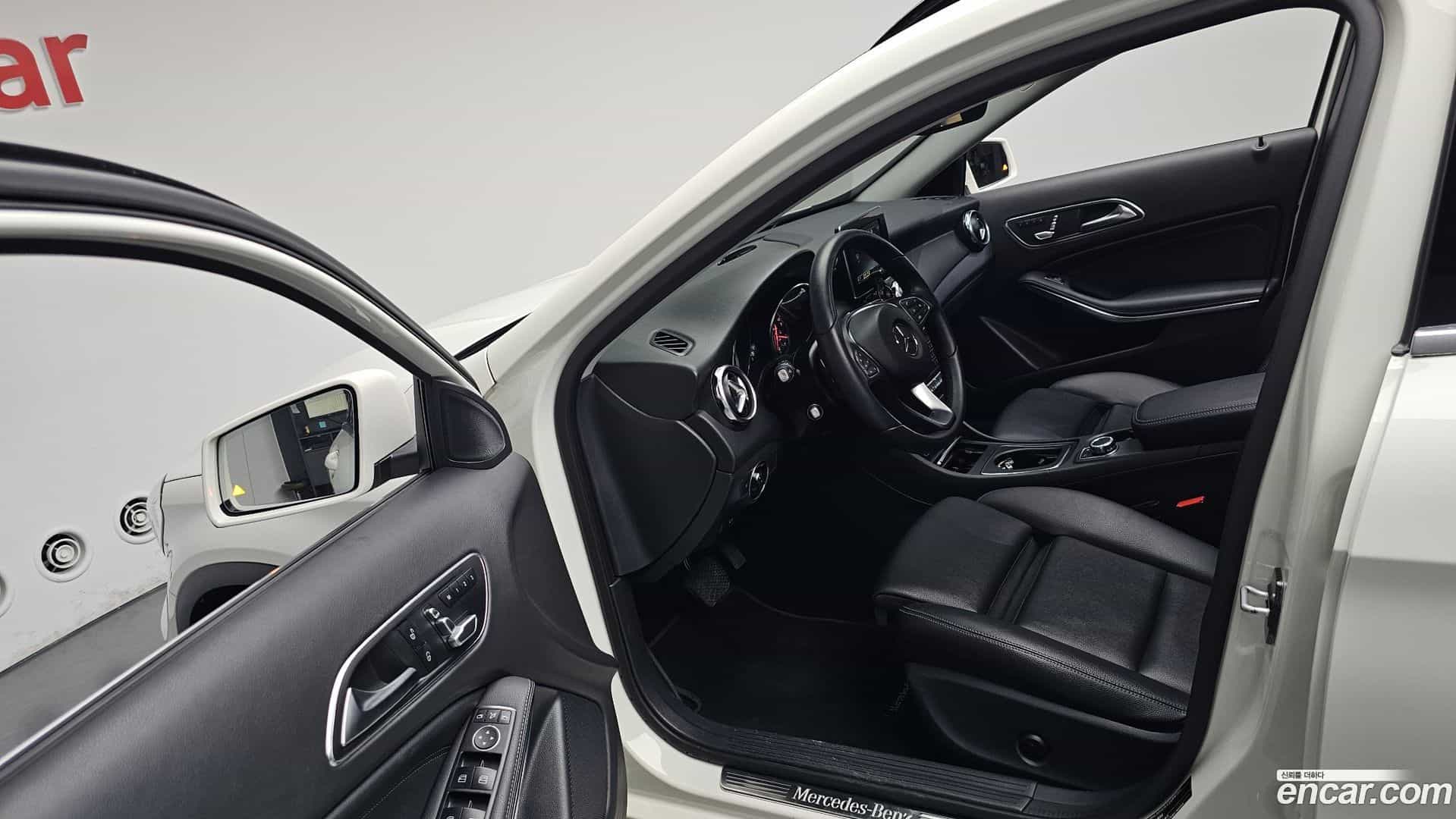 GLA-Class Mercedes-Benz 2017.10-INNER-010