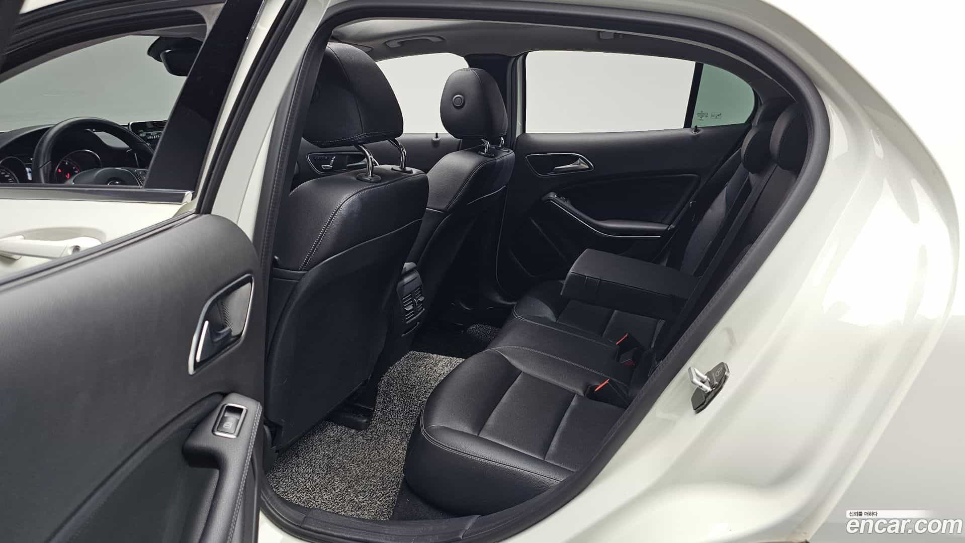 GLA-Class Mercedes-Benz 2017.10-OPTION-016