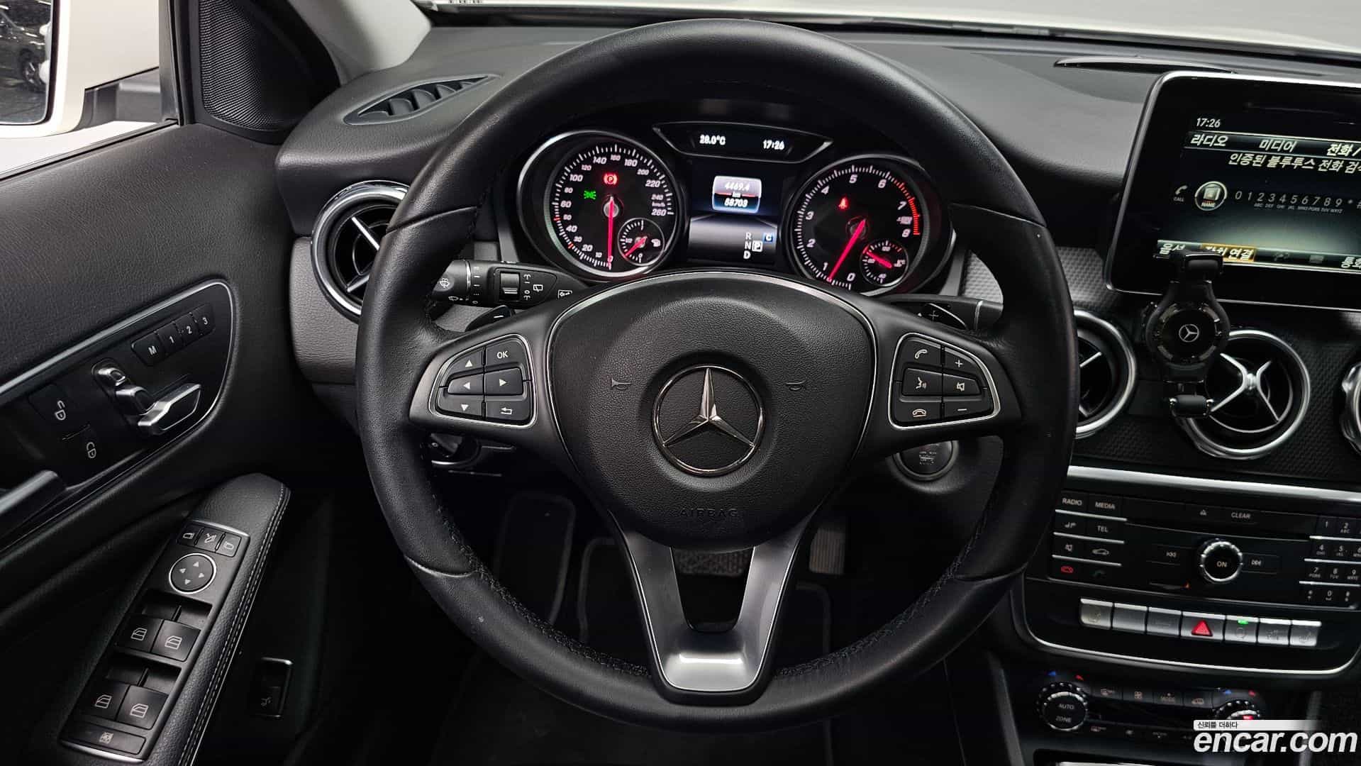 GLA-Class Mercedes-Benz 2017.10-OPTION-017