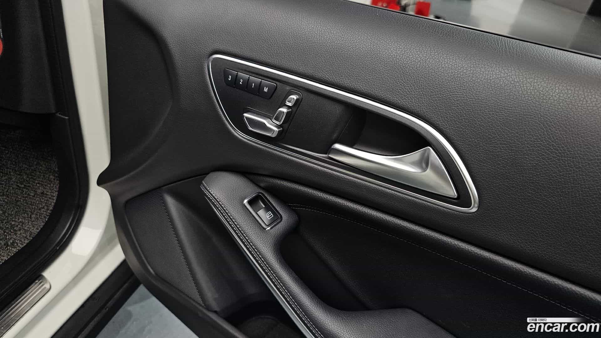 GLA-Class Mercedes-Benz 2017.10-OPTION-020
