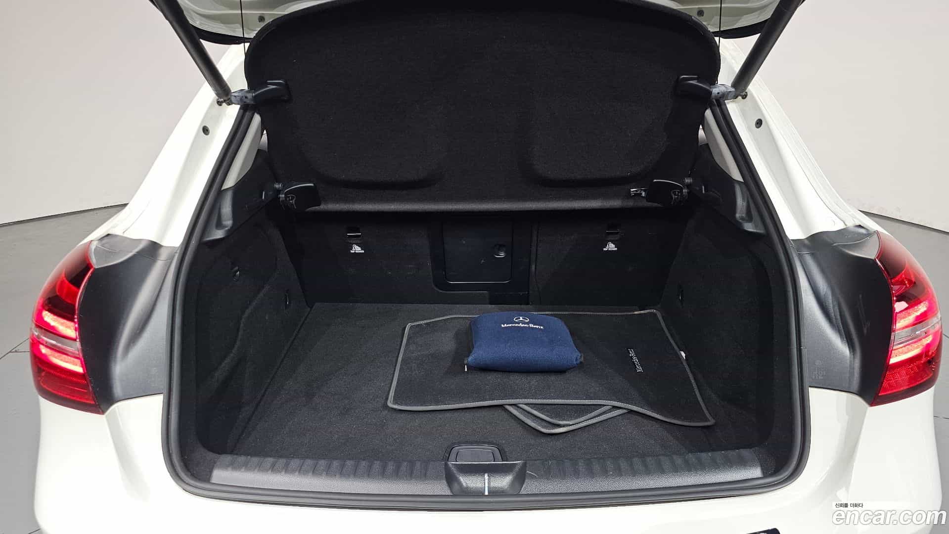 GLA-Class Mercedes-Benz 2017.10-OPTION-024