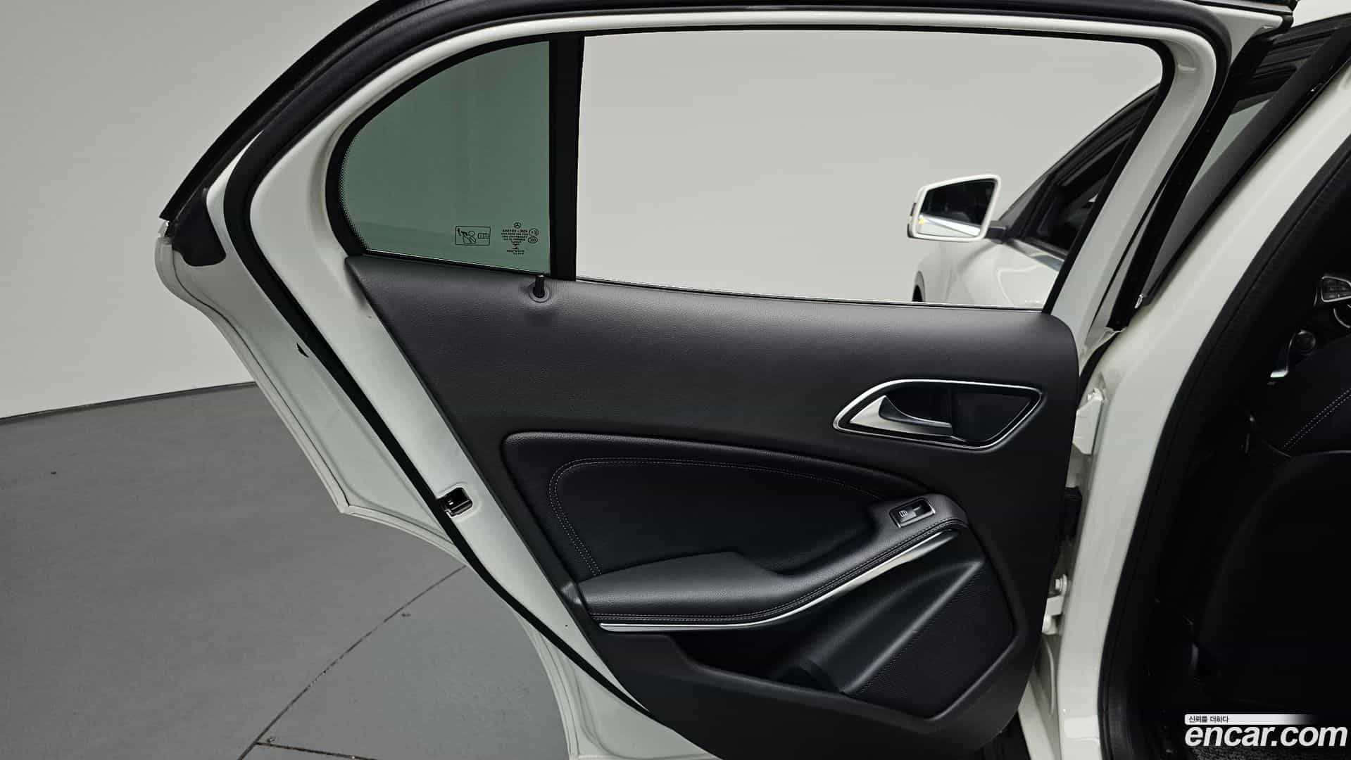 GLA-Class Mercedes-Benz 2017.10-INNER-035