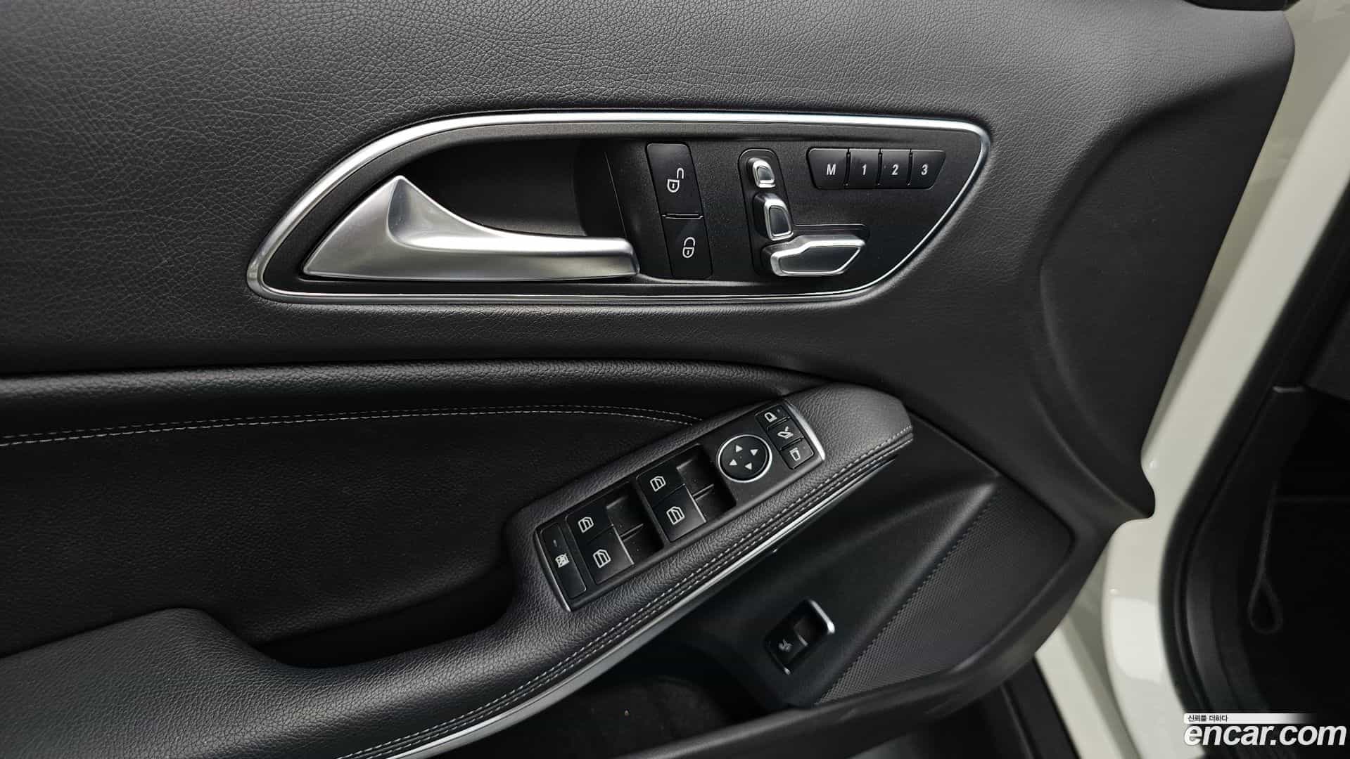 GLA-Class Mercedes-Benz 2017.10-OPTION-041