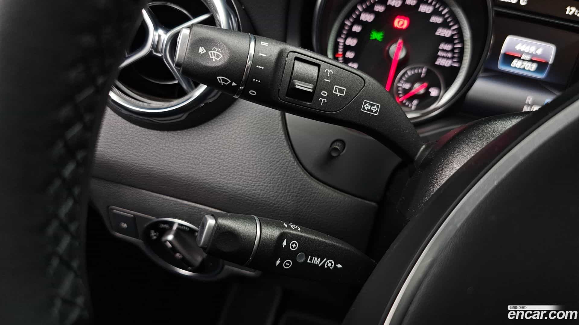 GLA-Class Mercedes-Benz 2017.10-OPTION-043