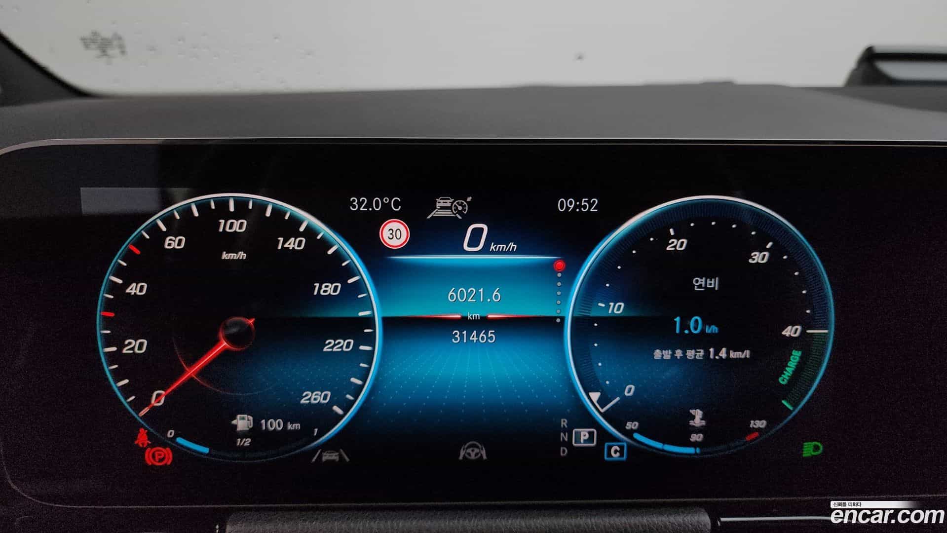 GLA-Class Mercedes-Benz 2021.11-INNER-008