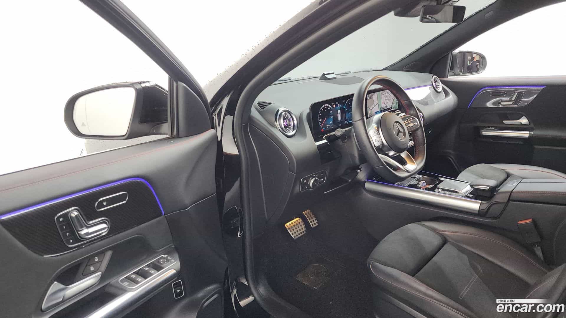 GLA-Class Mercedes-Benz 2021.11-INNER-010