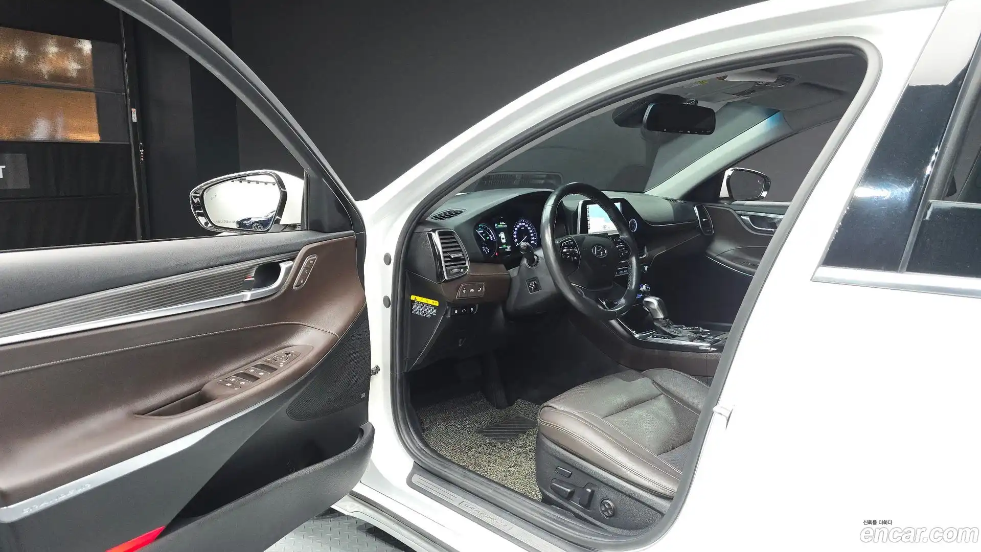 Grandeur Hyundai 2017.9-INNER-010