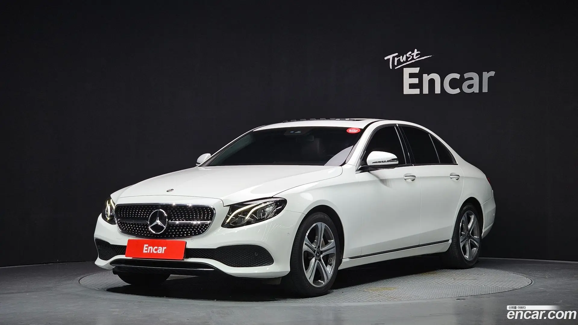 Main__Slider__Photo:E-Class Mercedes-Benz 2019.5-0
