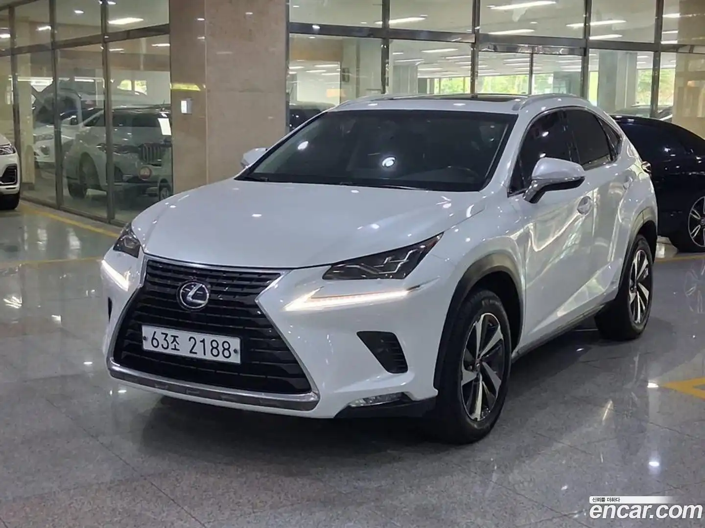 NX Lexus 2018.3-OUTER-001