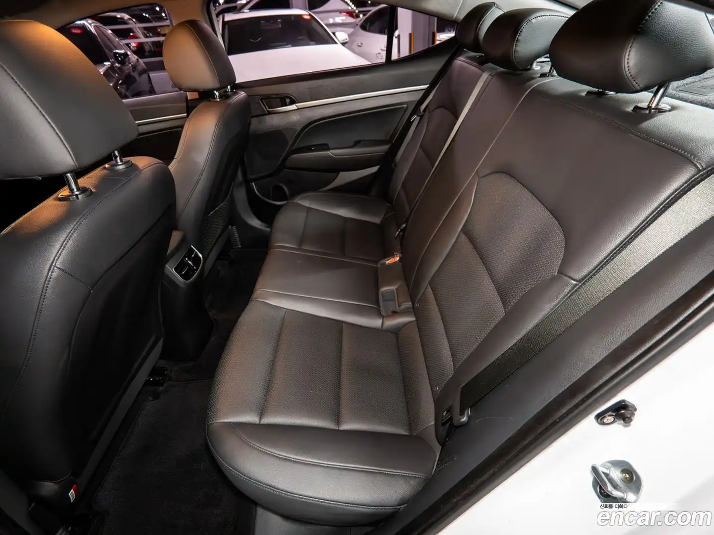 AVANTE Hyundai 2015.10-OPTION-015