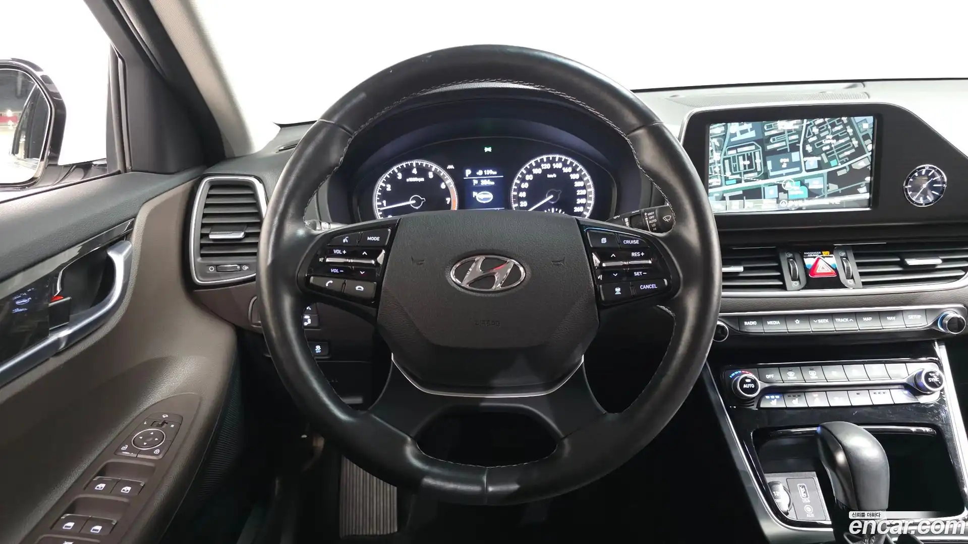 Grandeur Hyundai 2019.4-OPTION-016