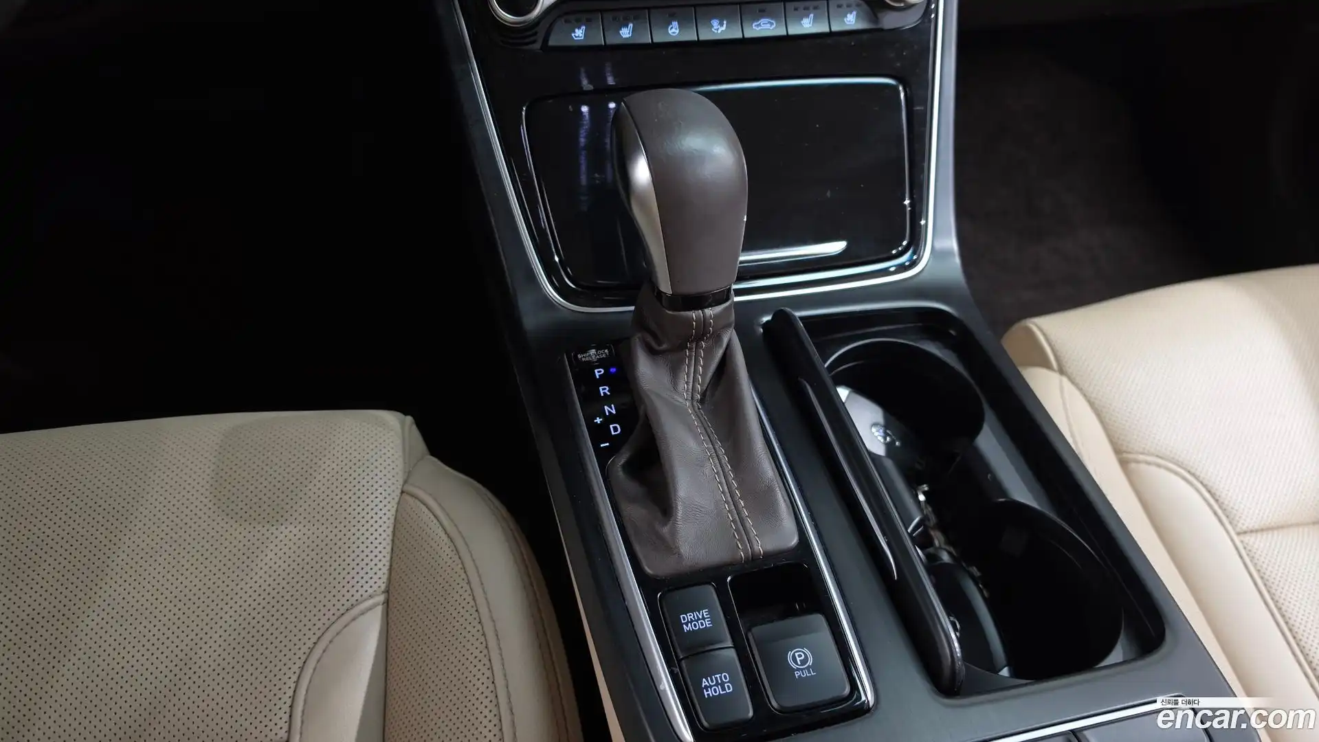 Grandeur Hyundai 2017.1-INNER-009
