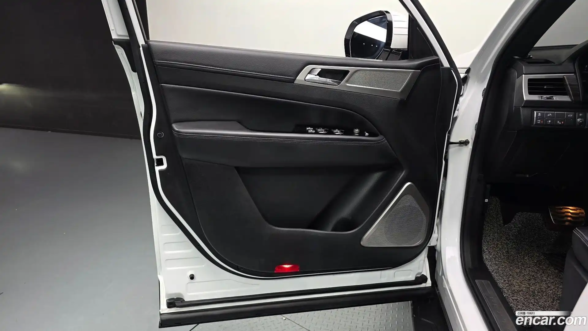 Rexton KG Mobility 2019.4-INNER-034