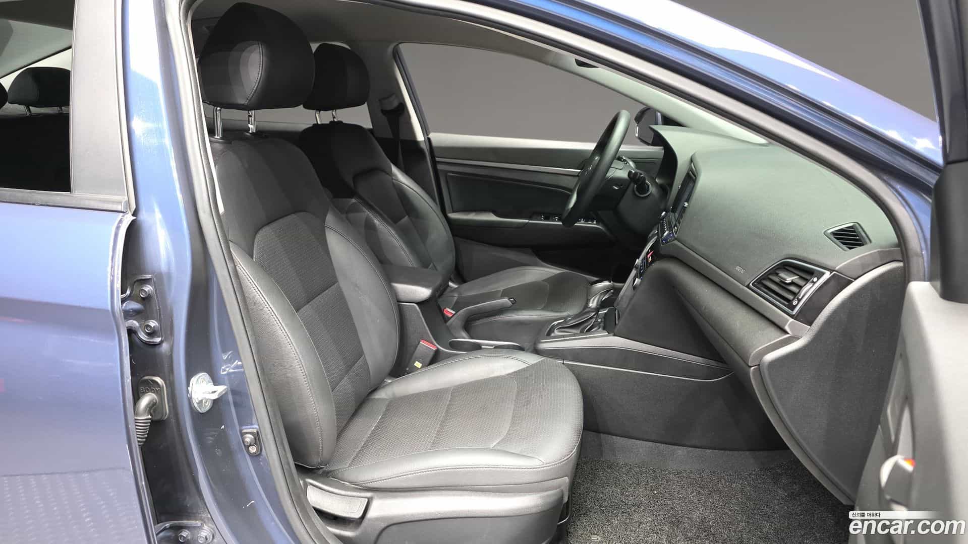 AVANTE Hyundai 2017.10-OPTION-015