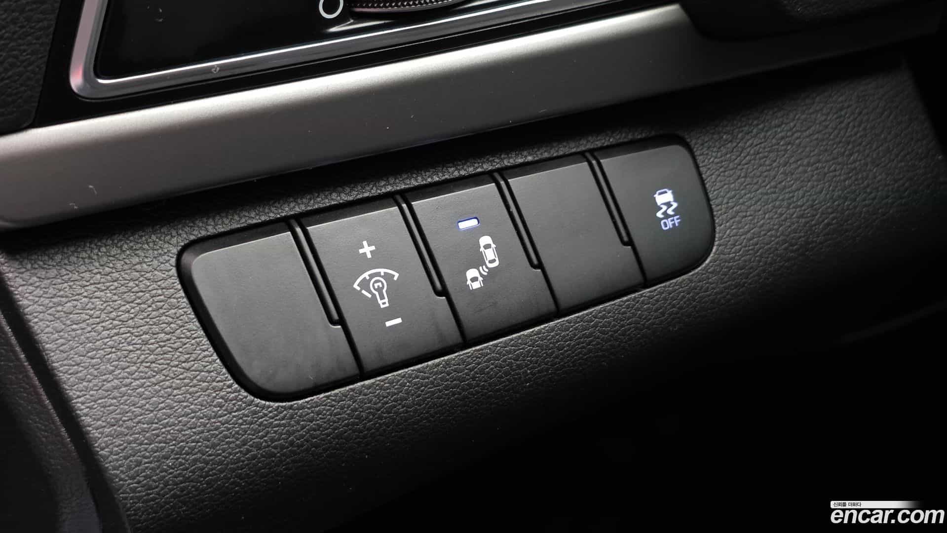 AVANTE Hyundai 2017.10-OPTION-023