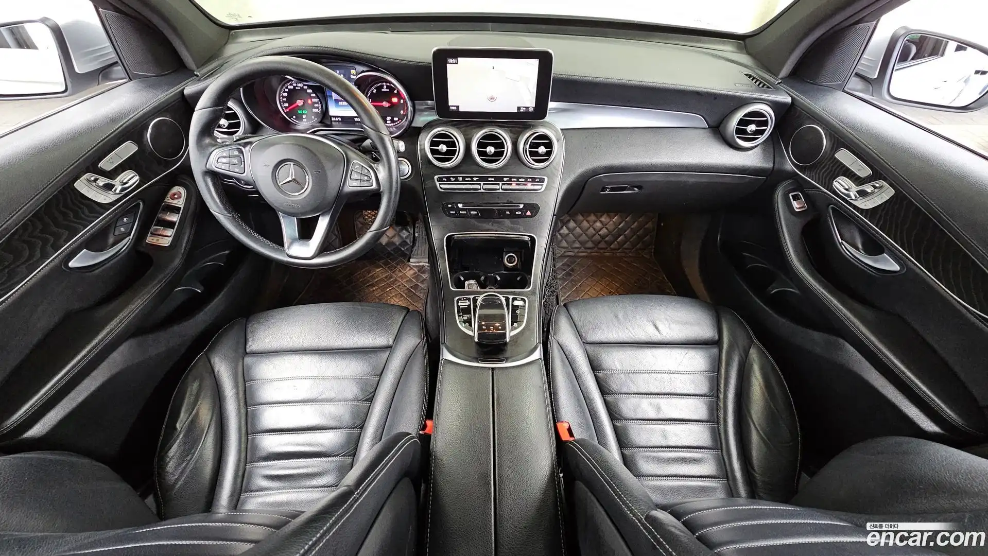 GLC-Class Mercedes-Benz 2017.1-INNER-007