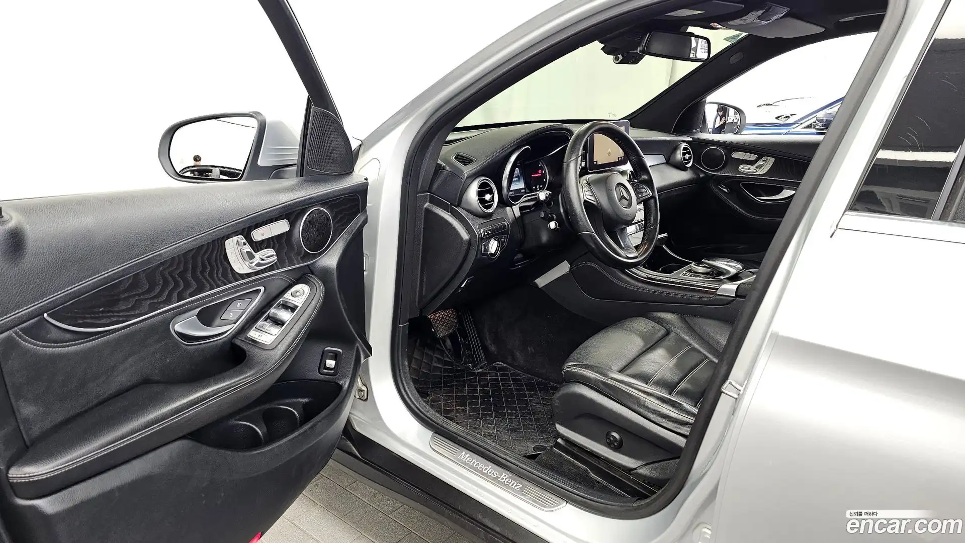 GLC-Class Mercedes-Benz 2017.1-INNER-010