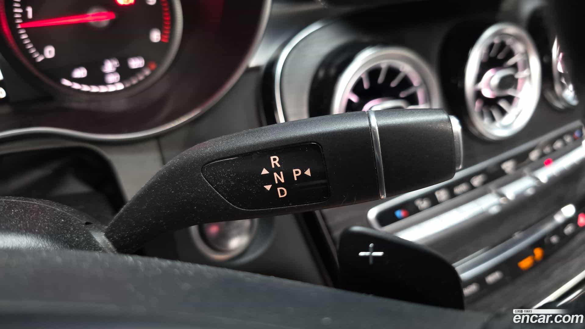 GLC-Class Mercedes-Benz 2017.5-INNER-009
