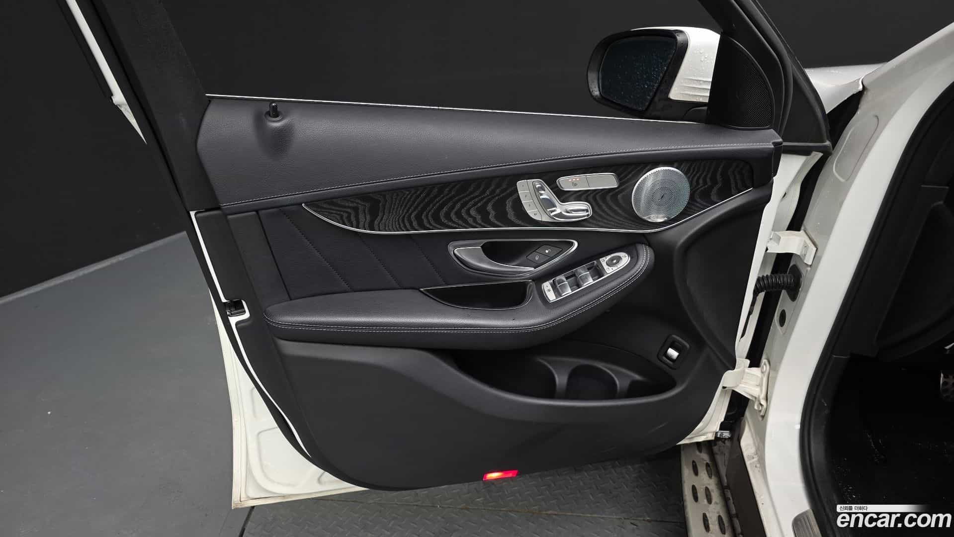 GLC-Class Mercedes-Benz 2017.5-INNER-034