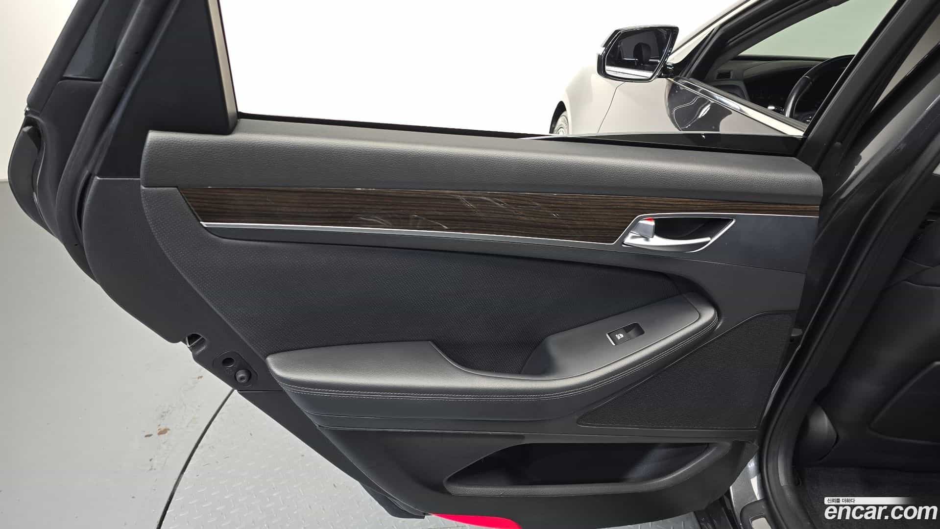 G80 Genesis 2019.2-INNER-035