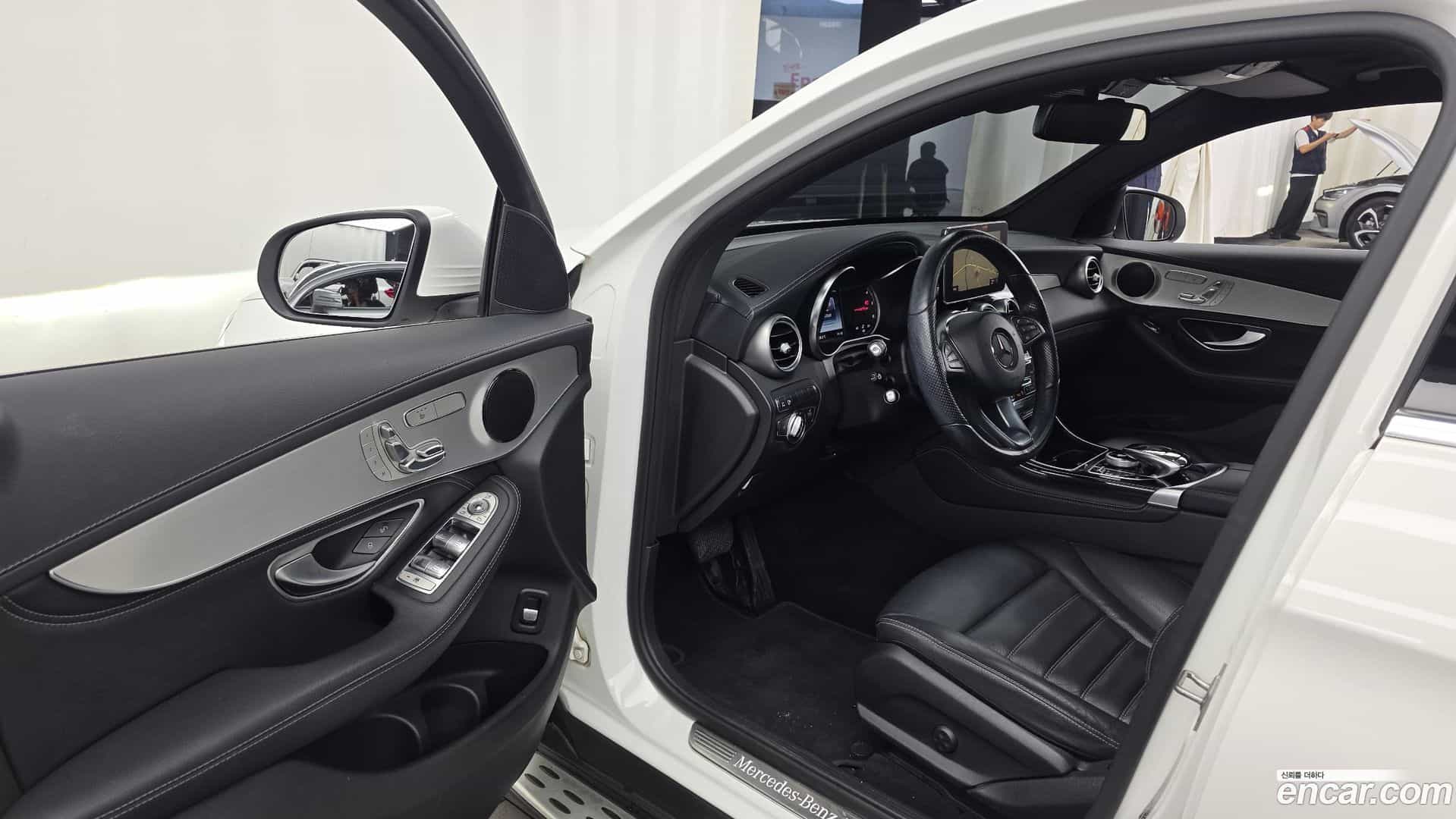 GLC-Class Mercedes-Benz 2017.4-INNER-010