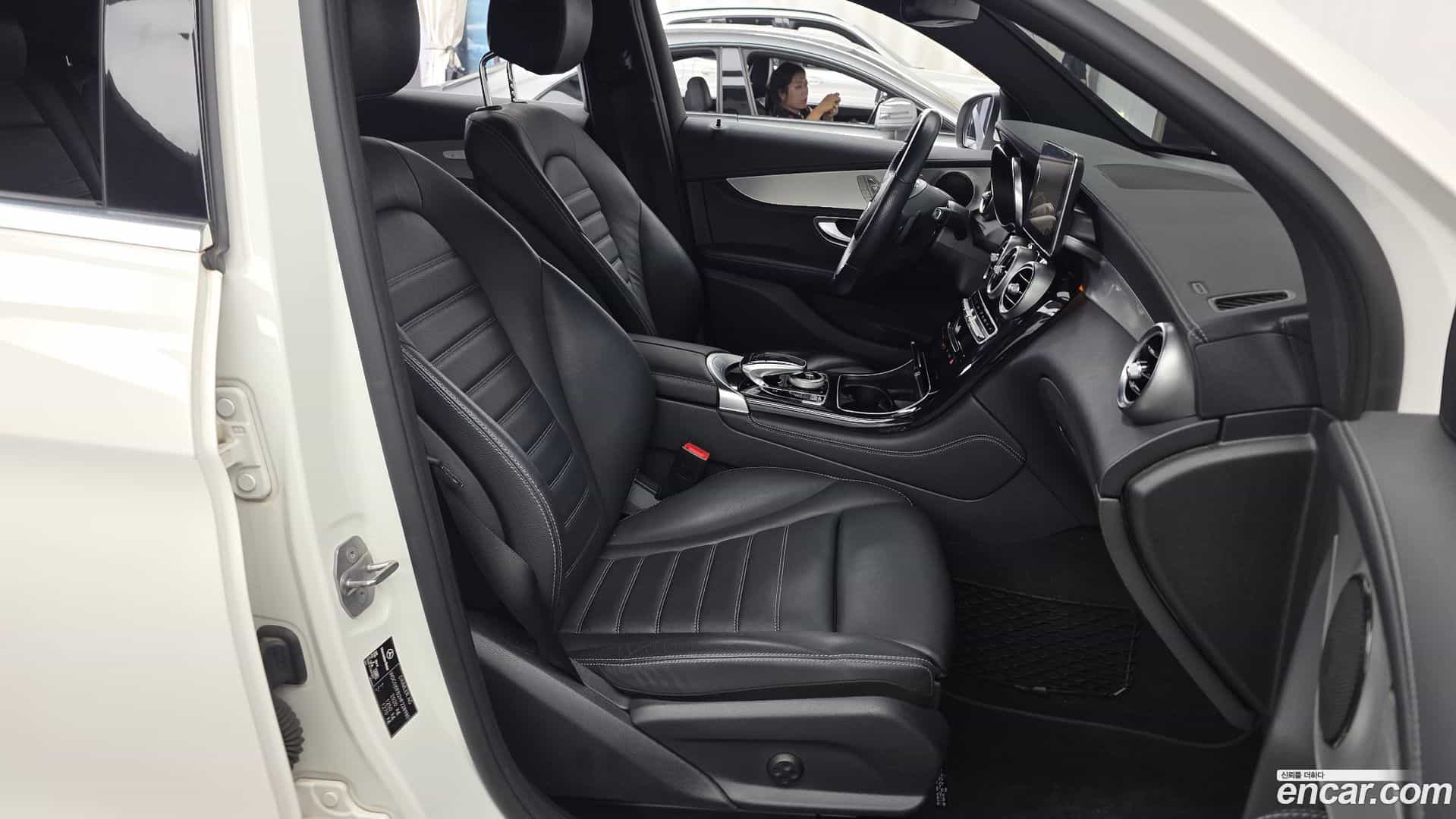 GLC-Class Mercedes-Benz 2017.4-OPTION-015