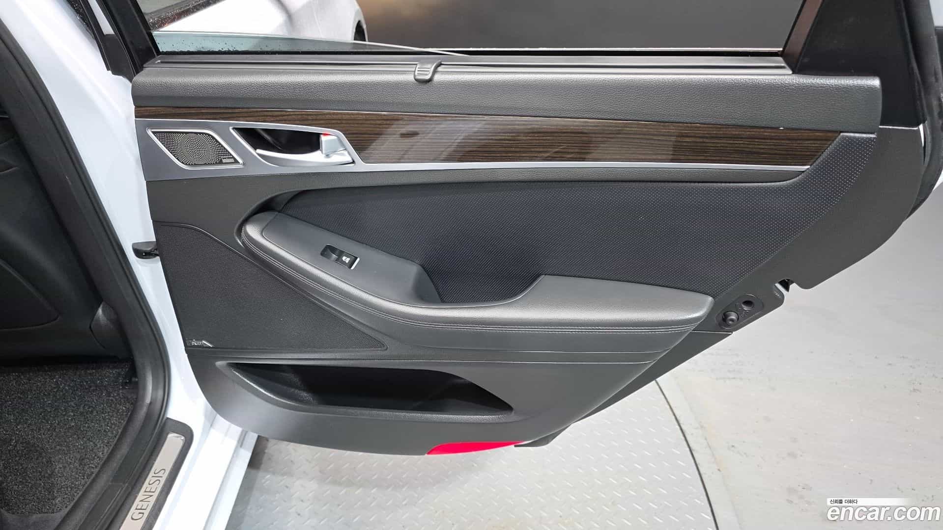 G80 Genesis 2018.0-INNER-035