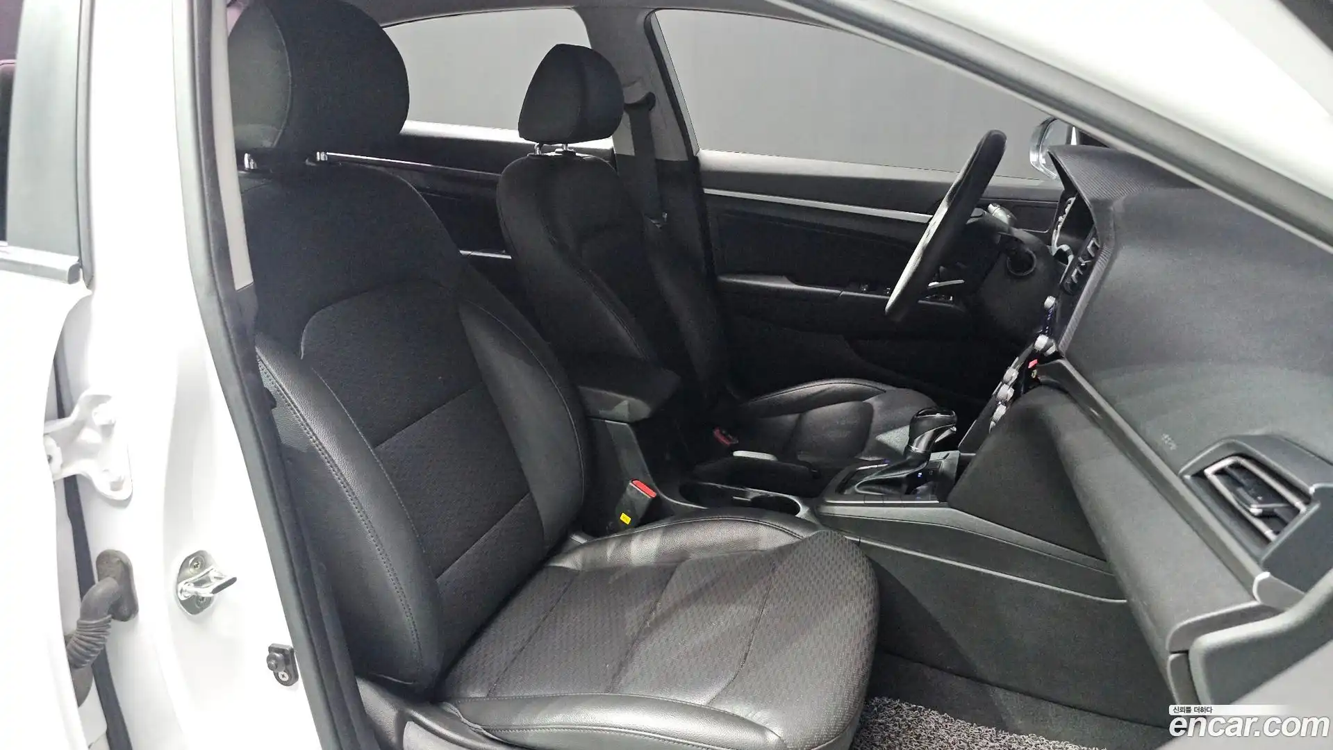 AVANTE Hyundai 2019.1-INNER-036