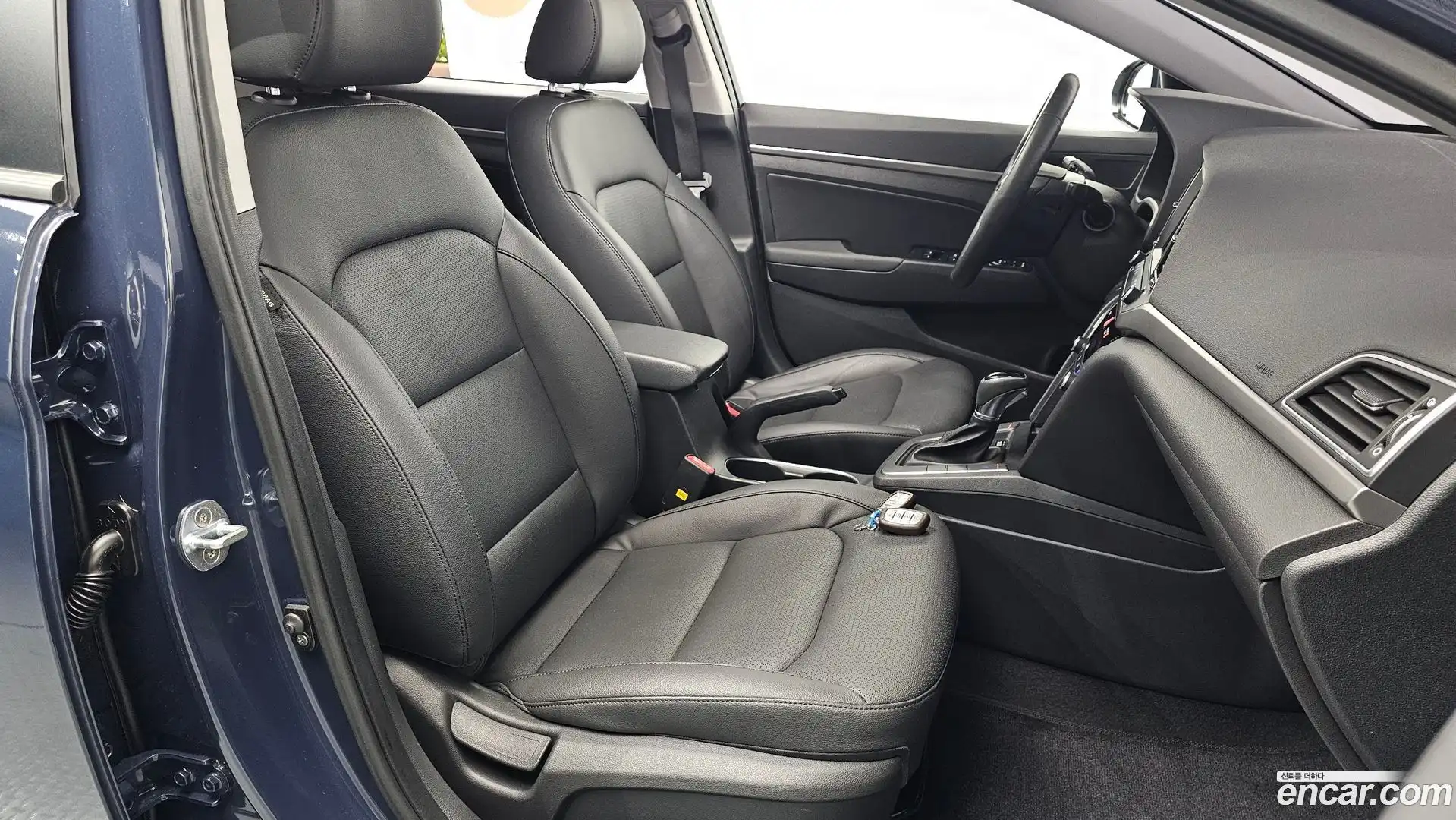 AVANTE Hyundai 2016.2-INNER-036