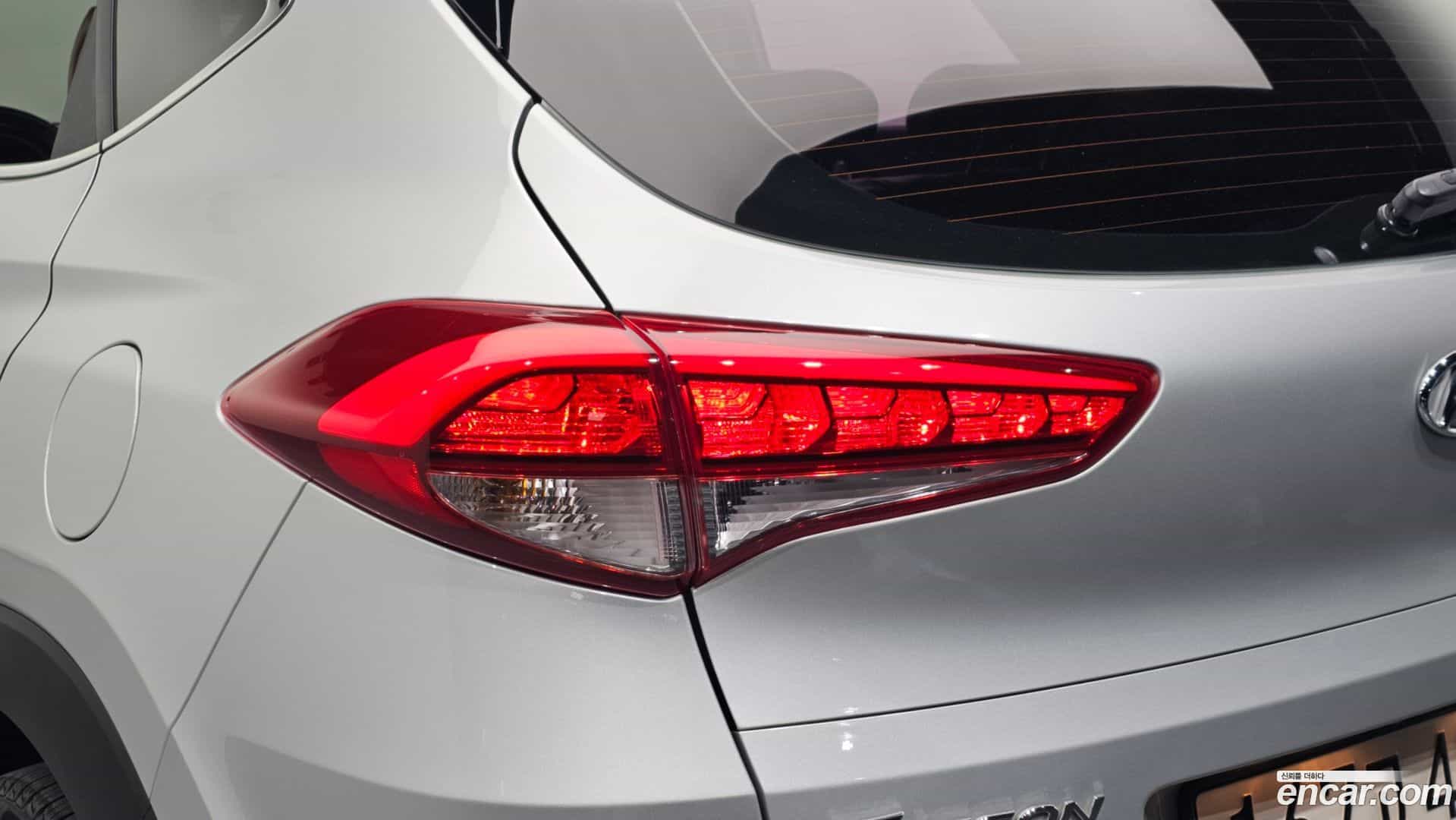 Tucson Hyundai 2016.1-OUTER-033