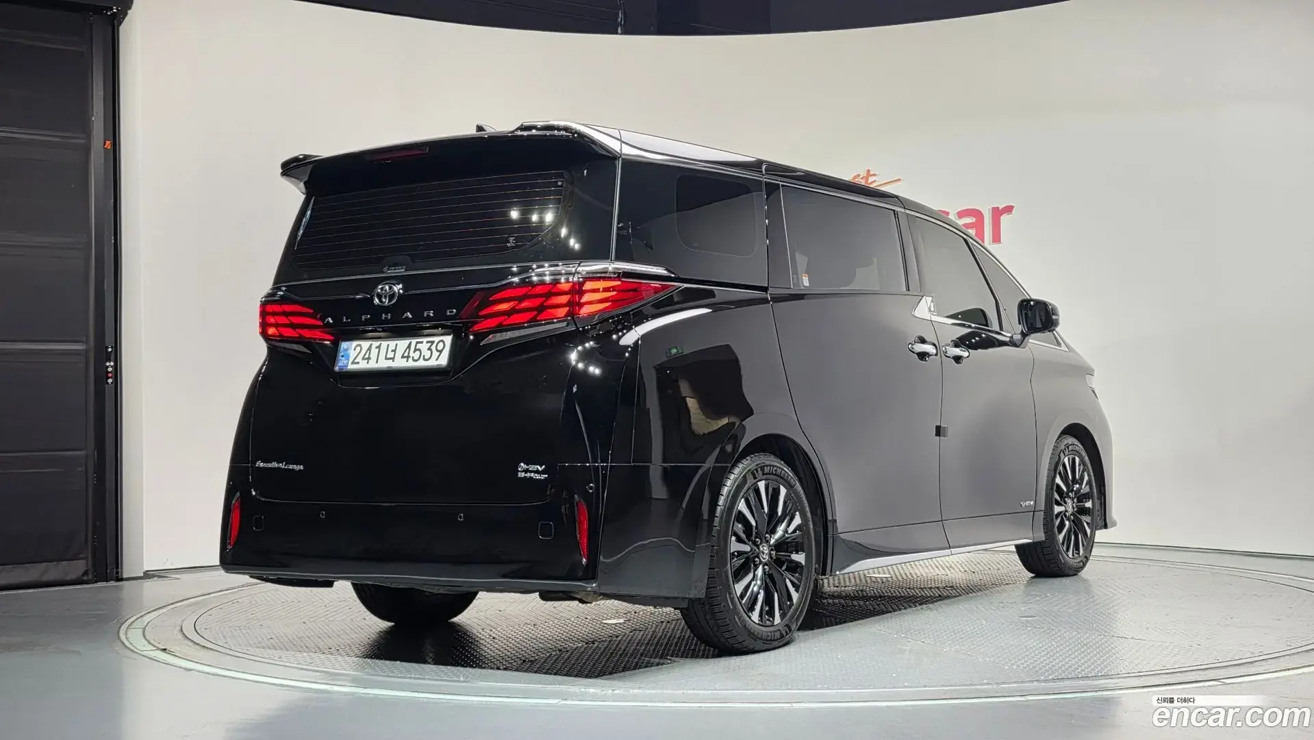 Main__Slider__Photo:Alphard Toyota 2024.7-1