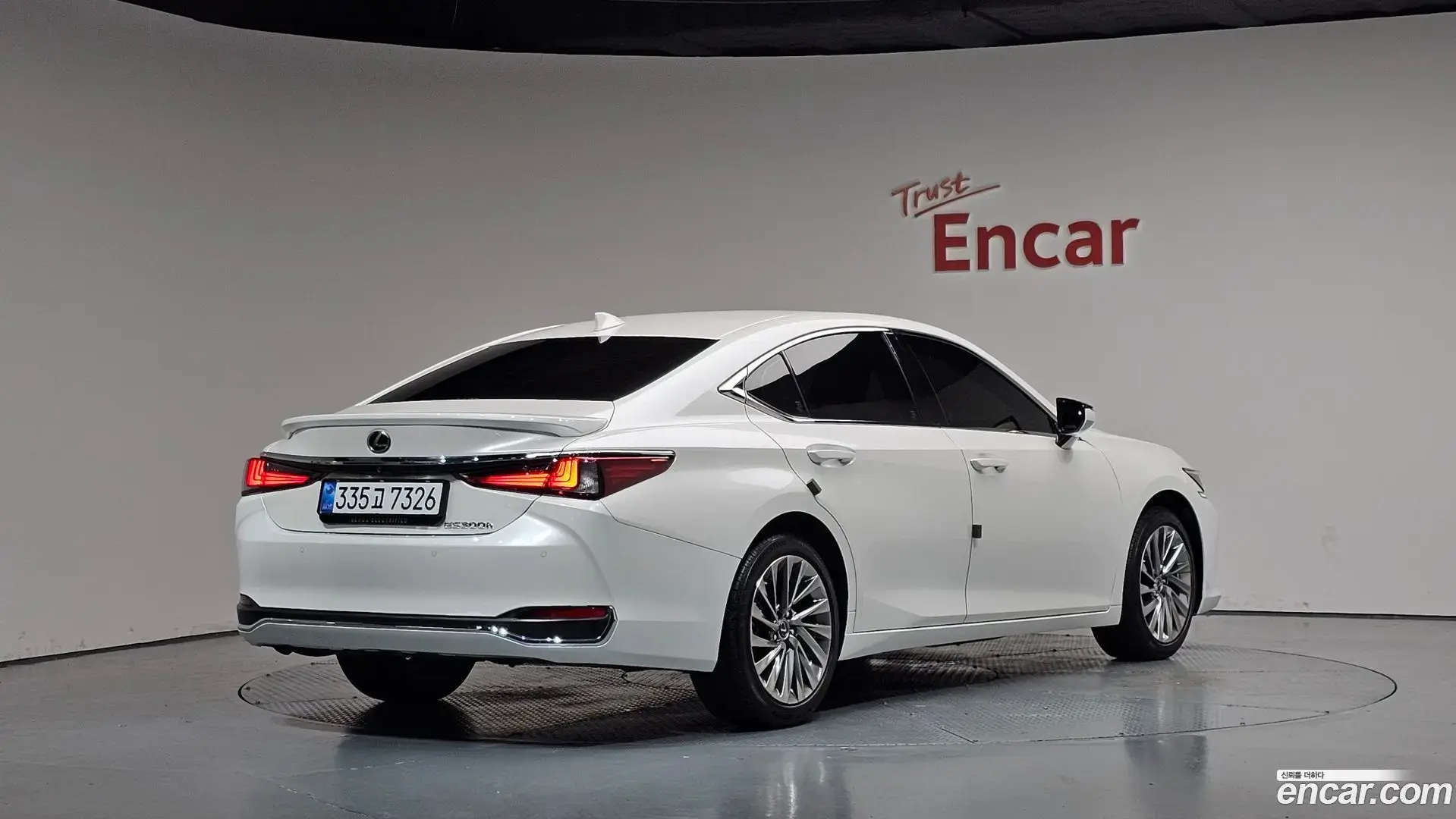 Main__Slider__Photo:ES Lexus 2024.7-1
