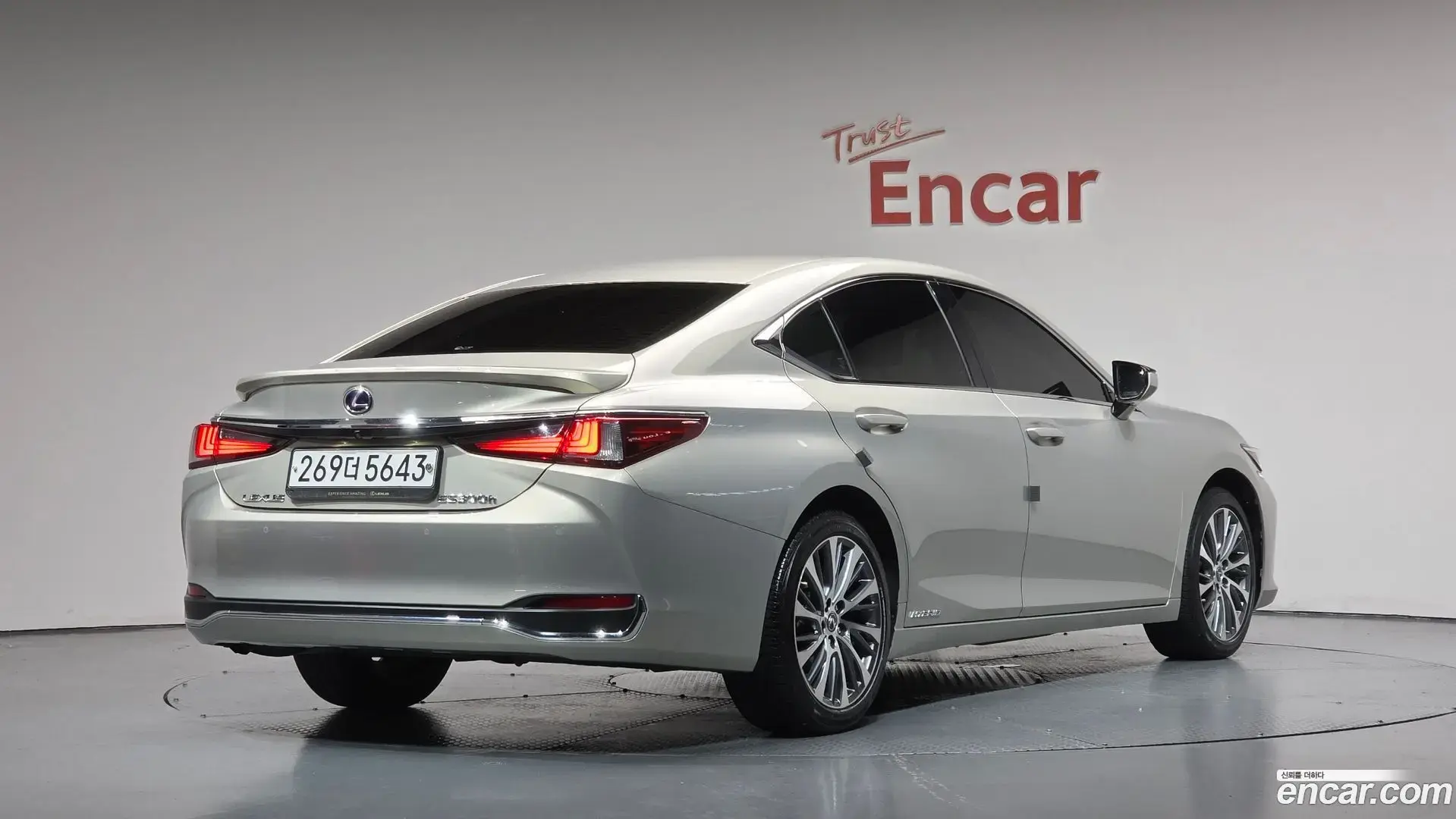 Main__Slider__Photo:ES Lexus 2019.8-1