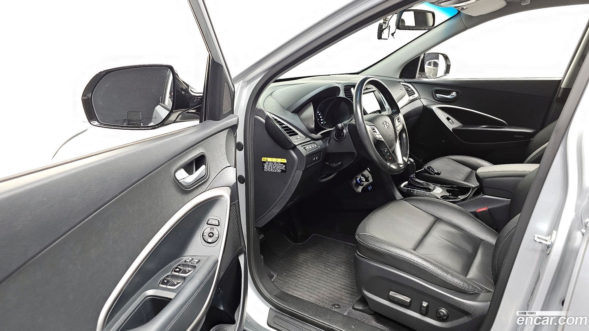 Main__Slider__Photo:Santafe Hyundai 2016.0-10