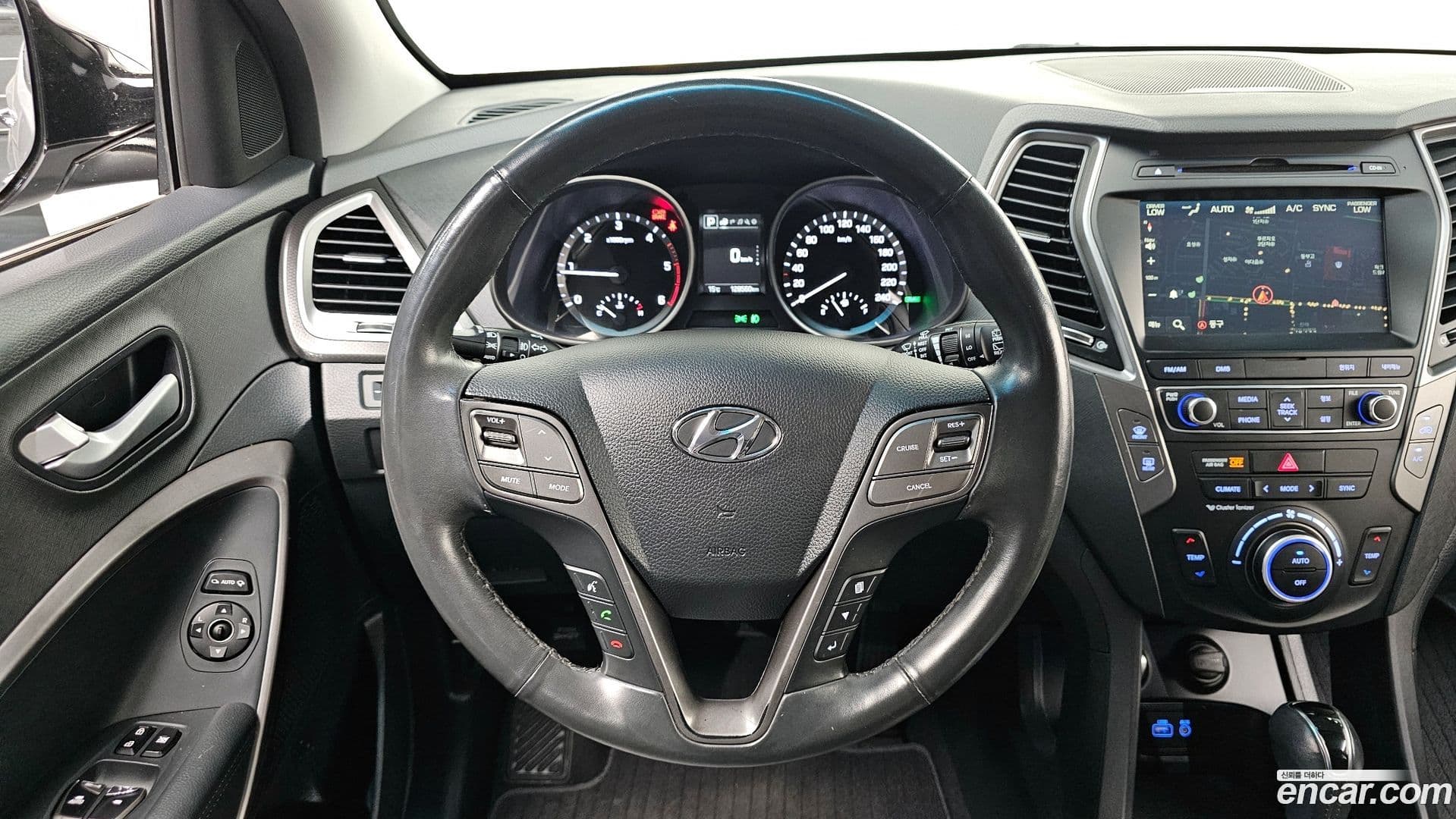 Main__Slider__Photo:Santafe Hyundai 2016.0-12