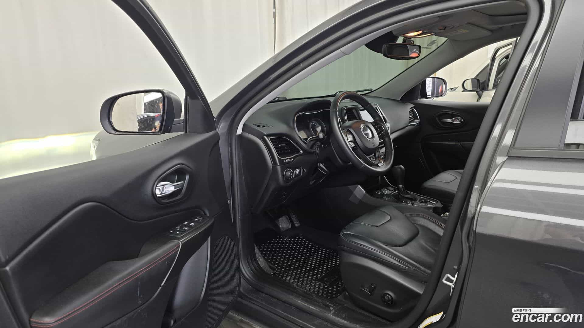 Cherokee Jeep 2020.0-INNER-010