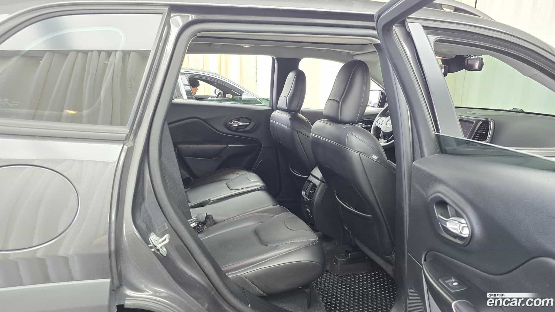 Cherokee Jeep 2020.0-OPTION-016