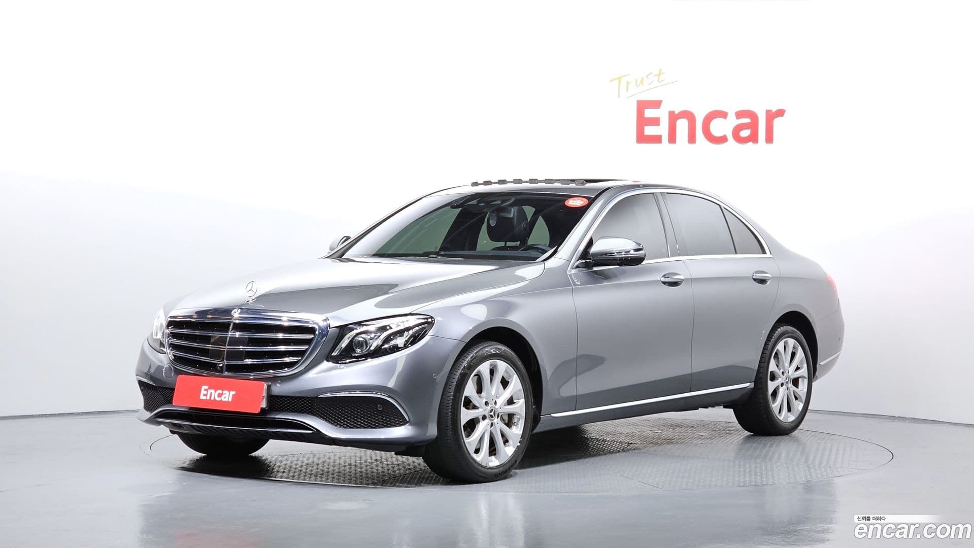 Main__Slider__Photo:E-Class Mercedes-Benz 2020.4-0